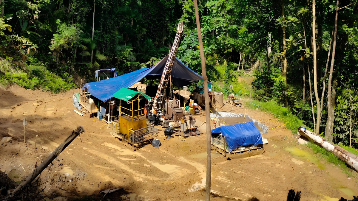 Comparison of rotary drilling and diamond core drilling equipment used in mineral exploration, highlighting continuous core recovery versus rock cuttings